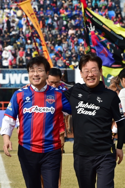 "수원 깃발 폼나게 걸게 게양대 청소..." 기사 이미지